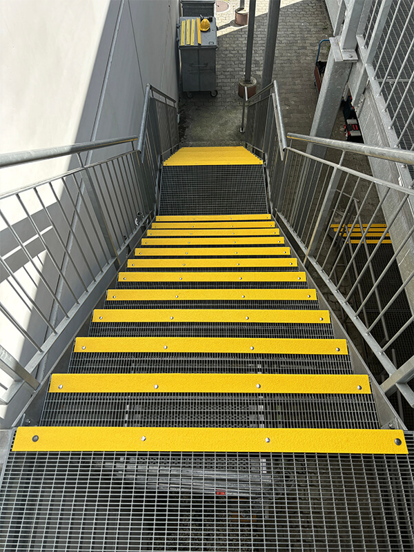 Stahltreppe am Atomkraftwerk Leibstadt mit Anti-Rutsch-Platten